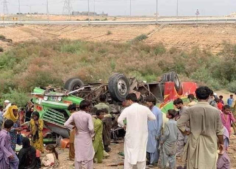 سوات سے کراچی آنیوالی مسافر کوچ حادثے کا شکار، خواتین و بچوں سمیت 8 مسافر جاں بحق