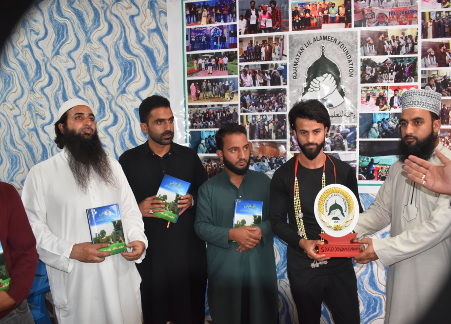 مقبوضہ کشمیر میں رحمۃ للعالمین فاؤنڈیشن کی تقریب میں النجوم الزاہرہ کی رسم رونمائی