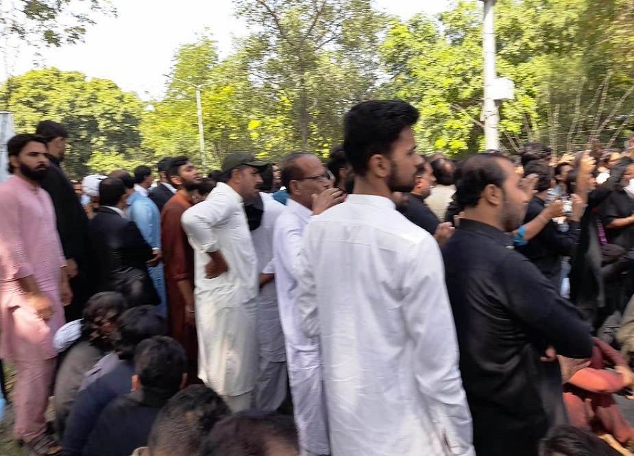 لاہور، گورنرہاوس کے باہر ذاکر نوید عاشق بی اے کی نماز جنازہ کے مناظر