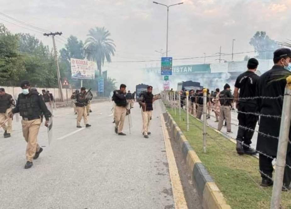 پشاور میں احتجاج کرنیوالے اساتذہ پر پولیس کا لاٹھی چارج، درجنوں گرفتار