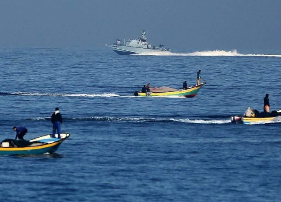 زوارق الاحتلال تستهدف الصيادين شمال قطاع غزة