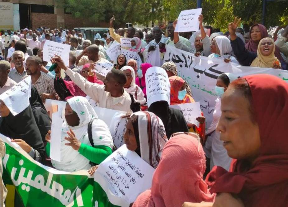 معلمي السودان يبدأون اضرابا عن العمل احتجاجاً على ضعف الرواتب