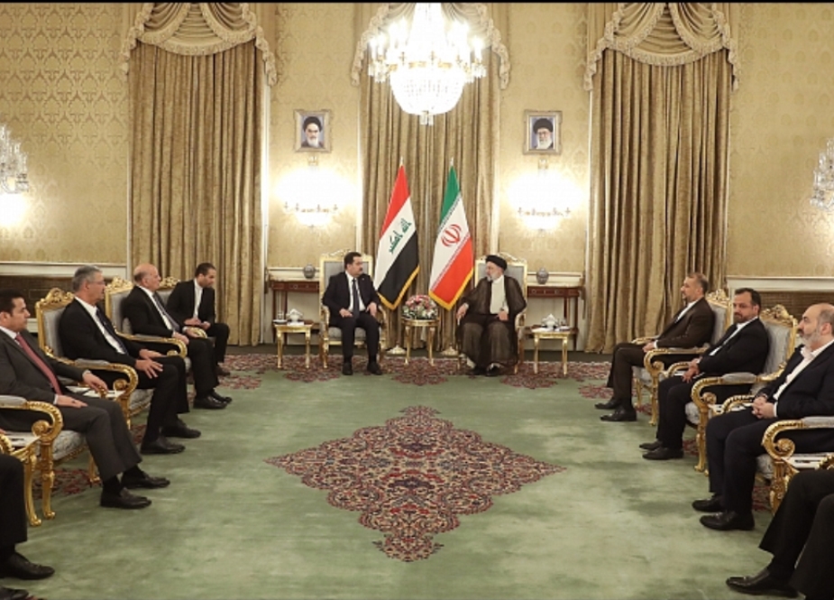 آیت‌ الله رئیسی عراق کے وزیراعظم کا استقبال کرتے ہوئے