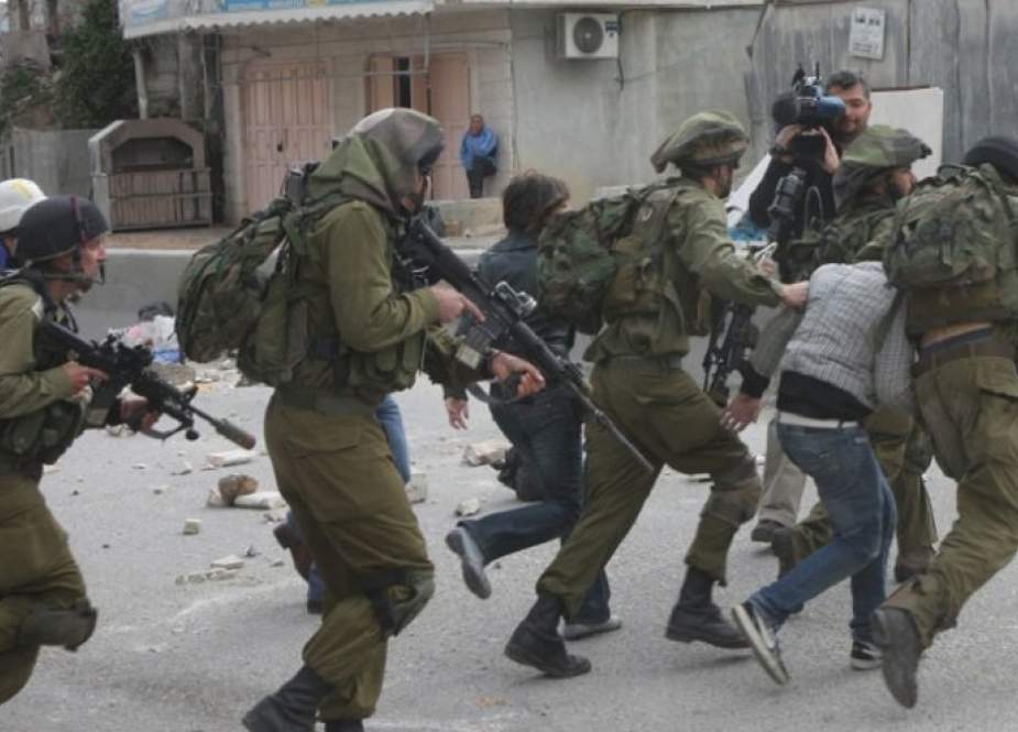 الاحتلال يعتقل ‘‘ثمانية فلسطينيين‘‘ في أنحاء متفرقة من الضفة المحتلة