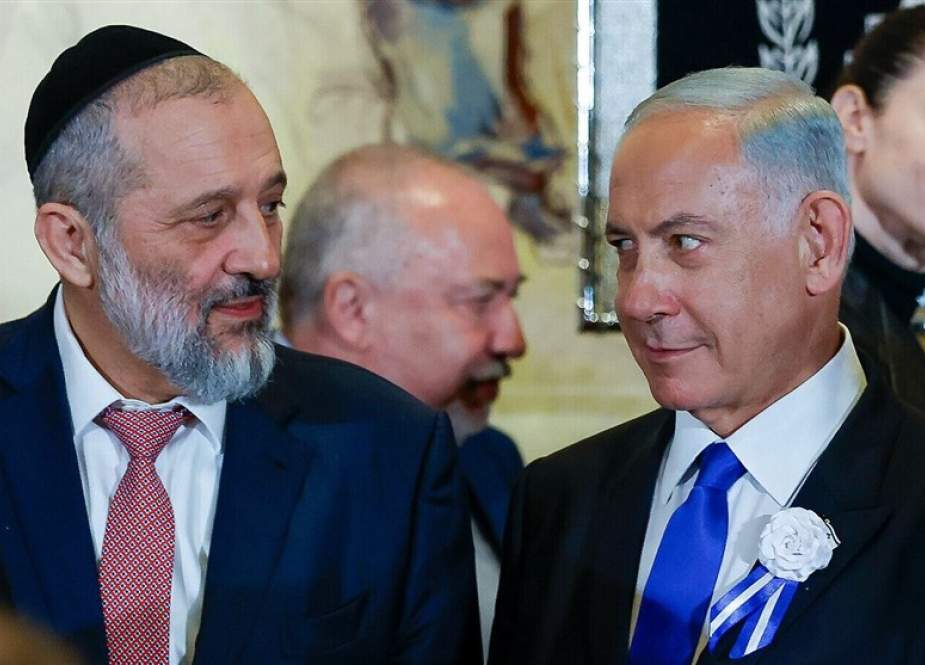آریه درعی رهبر حزب شاس اسرائیل در کنار نتانیاهو