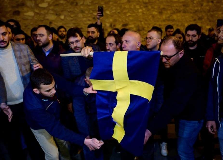 Aktivis Turki Membakar Bendera Swedia