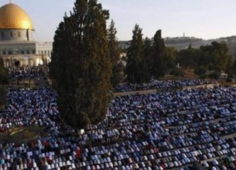 70 ألف مصلٍ يؤدون صلاة الجمعة في المسجد الأقصى