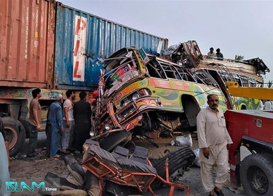 17 Dead in Head-On Collision in Pakistan