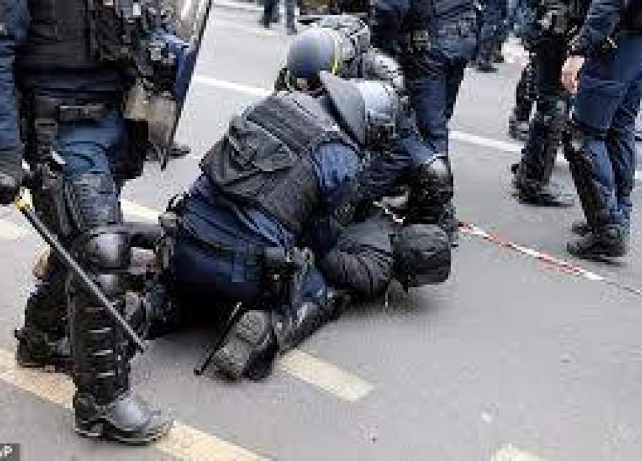 Polisi Prancis Menyerang Pengunjuk Rasa pada Putaran ke-4 unjuk Rasa Menentang Reformasi Pensiun Macron