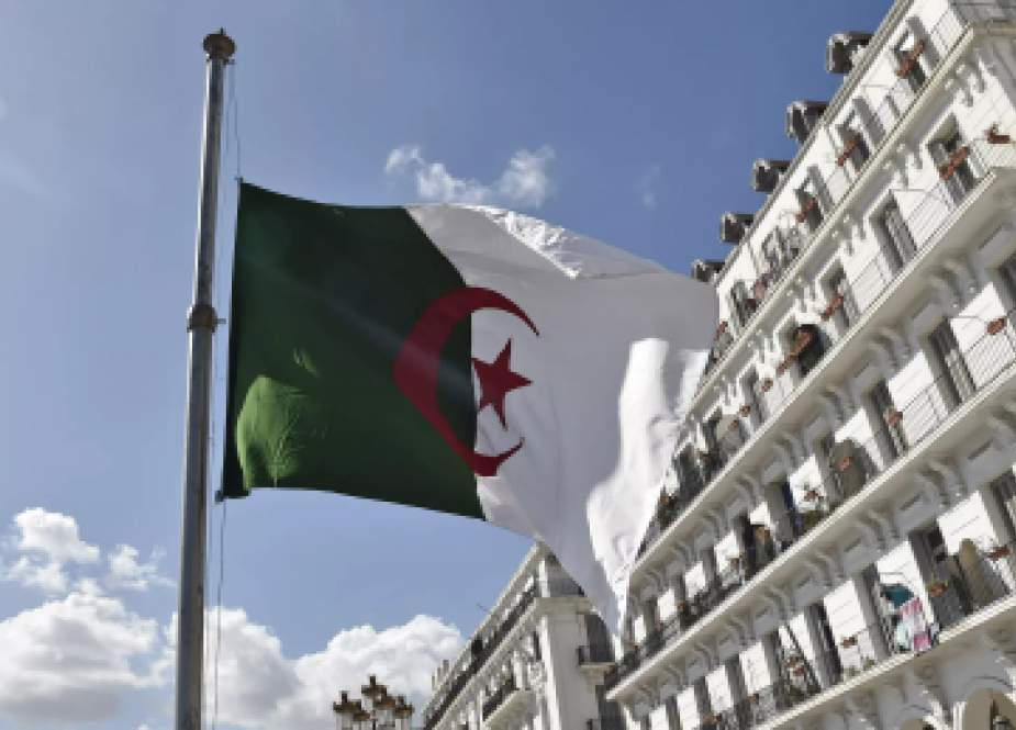 الجزائر تبدأ نشر أعمدة شحن للسيارات الكهربائية