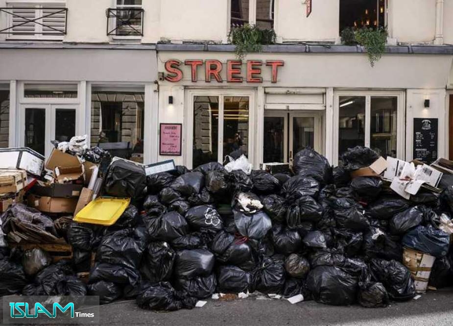 Garbage: In Paris Streets, Heaps of It Become Protest Symbol