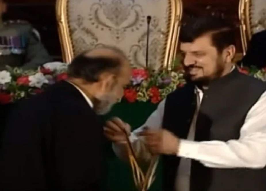 گورنر ہاؤس پشاور میں یوم پاکستان کے موقع پر سول اعزازات دینے کی تقریب