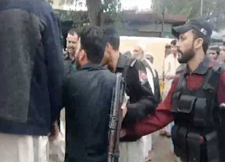 پشاور، مفت آٹے کی عدم فراہمی کیخلاف احتجاج کرنیوالے شہری پر پولیس کا بیہمانہ تشدد