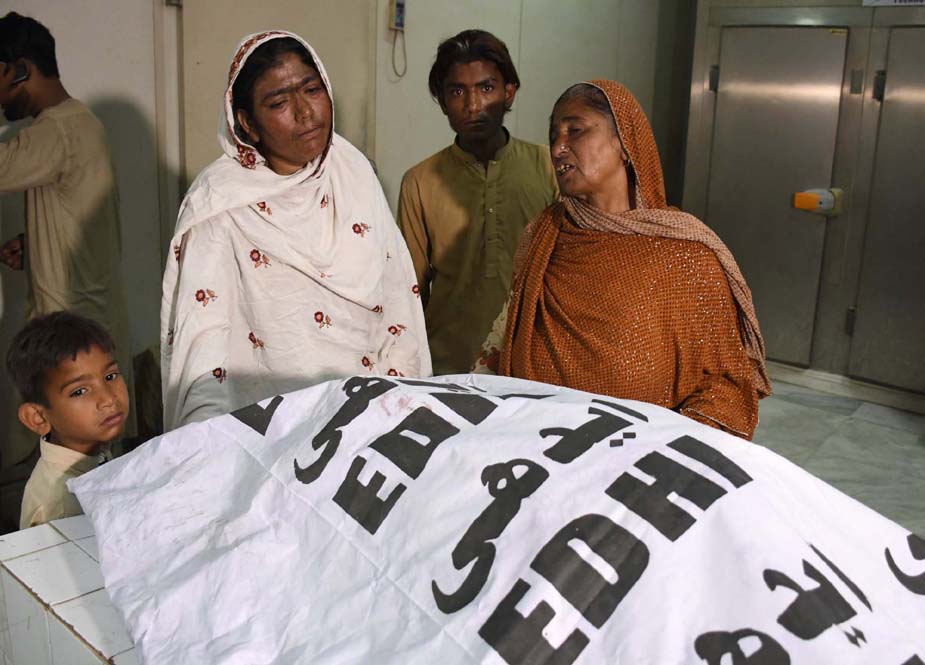 کراچی میں راشن کی تقسیم کے دوران بھگدڑ، 3 بچے اور 8 خواتین جاں بحق، متعدد زخمی