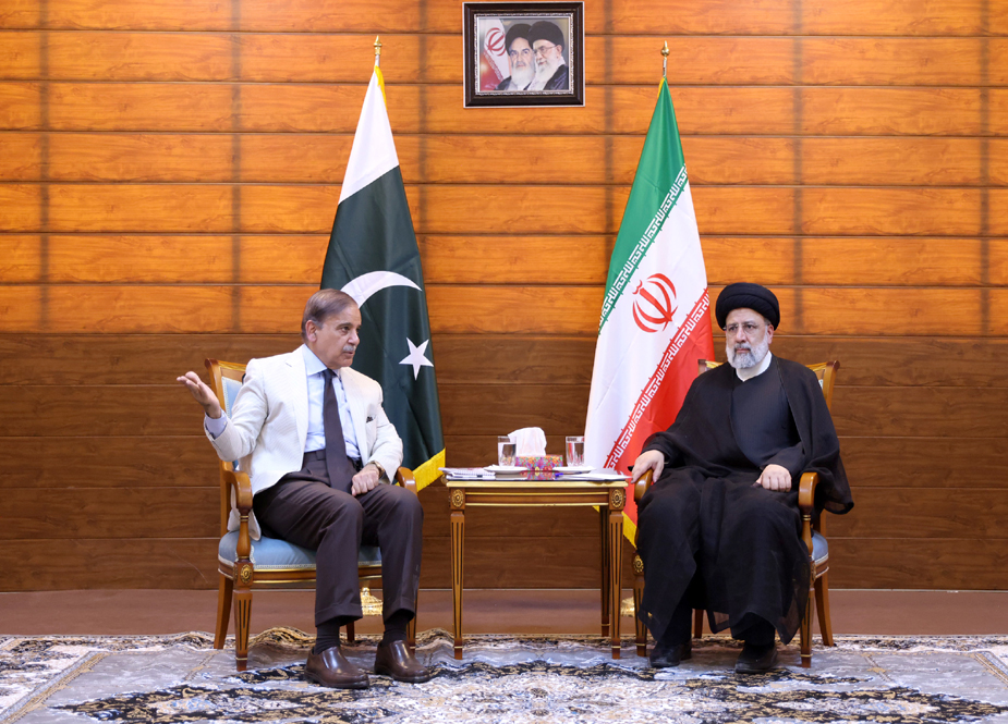 شہباز شریف اور ابراہیم رئیسی کی ملاقات، پاک ایران تجارت کے فروغ پر گفتگو