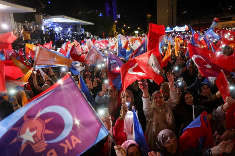 Supporters of Turkish President Tayyip Erdogan wave flags outside the AK Party headquarters, in Ankara, Turkey May 15, 2023.