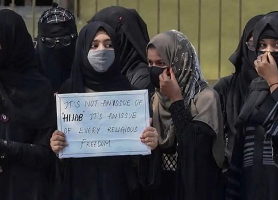 سرینگر کے ایک اسکول میں ’حجاب‘ پر پابندی کو لیکر طالبات کا احتجاج