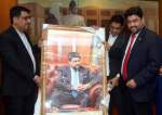 ایرانی قونصل جنرل کا گورنر سندھ کو قالین پر بنے پورٹریٹ کا تحفہ