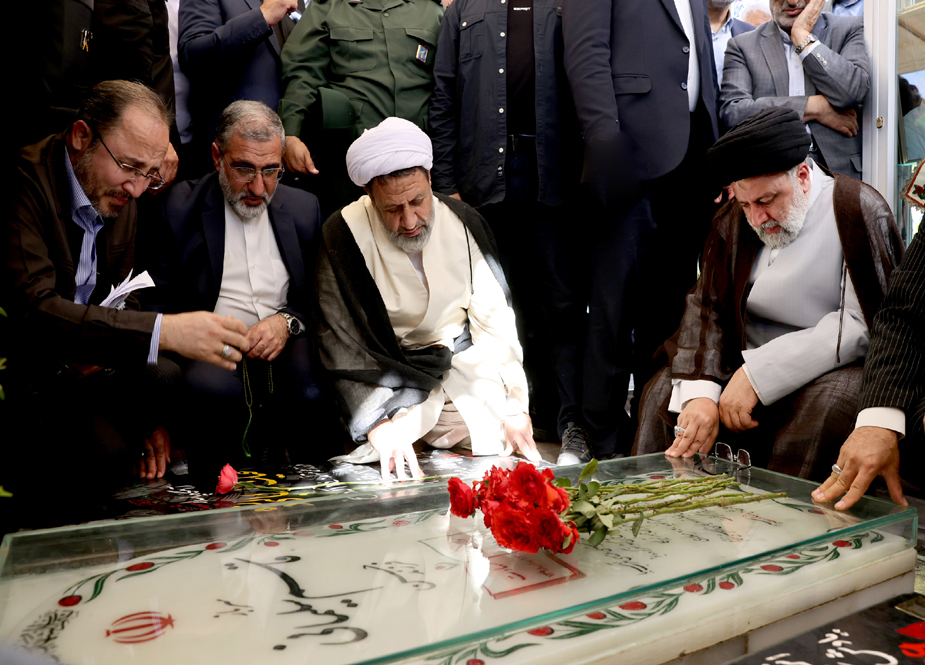 ایرانی صدر آیت اللہ ابراہیم رئیسی کی شہید جنرل قاسم سلیمانی کی قبر پر حاضری