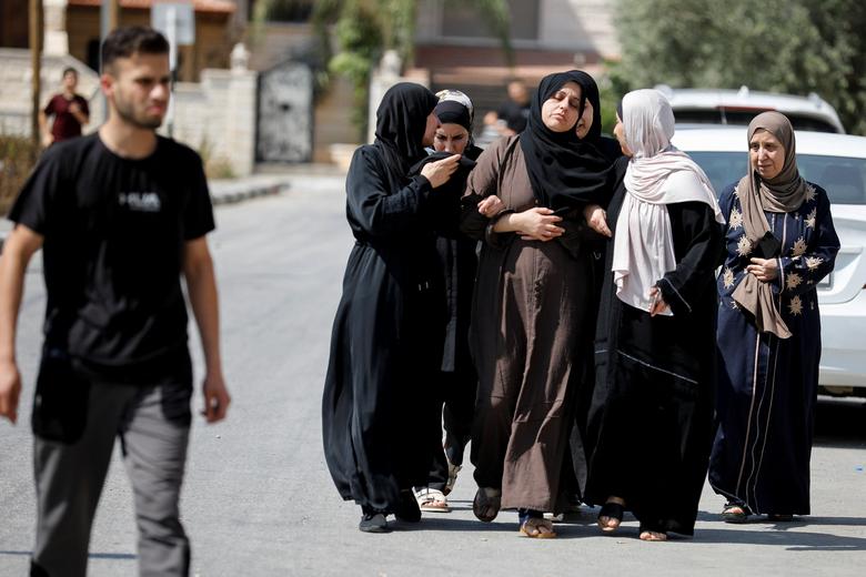 Wanita Palestina bereaksi selama operasi militer Israel di Jenin, di Tepi Barat yang diduduki Israel 3 Juli