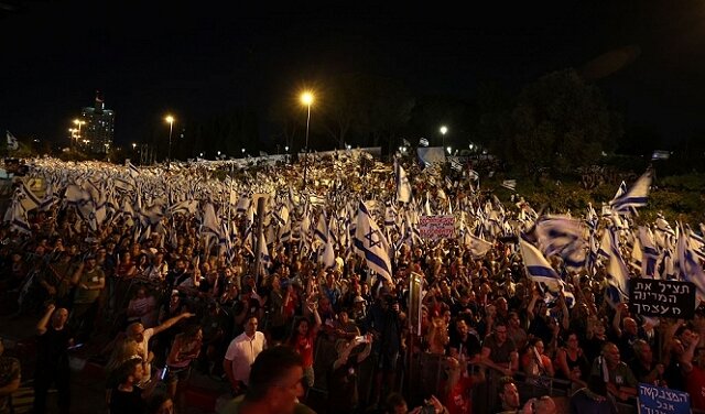 تظاهرات بی سابقه در تل آویو / ۵۵۰ هزار نفر علیه کابینه نتانیاهو شعار سردادند + فیلم