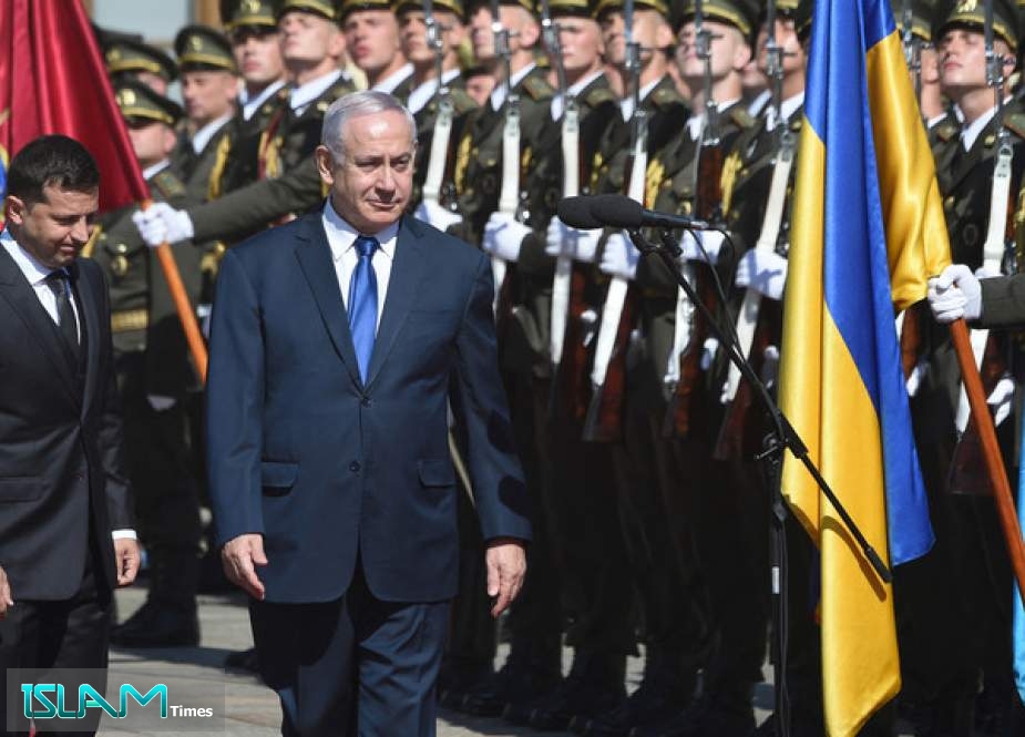 Ukrainian President Volodymyr Zelensky (L) and Prime Minister of Israel Benjamin Netanyahu (R).