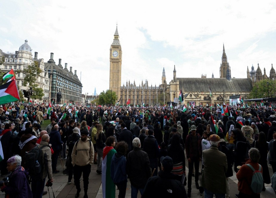 لندن میں اسرائیلی جارحیت کے خلاف مظاہرے کی تصویر