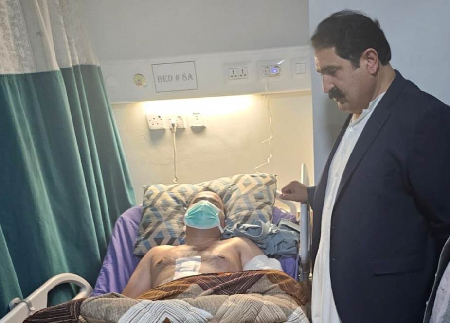 پشاور فائرنگ واقعہ، سابق وفاقی وزیر ساجد حسین طوری نے زخمیوں کی عیادت کی