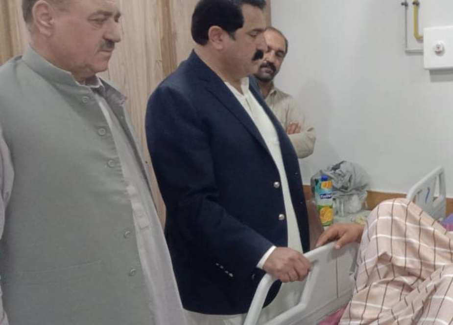 پشاور فائرنگ واقعہ، سابق وفاقی وزیر ساجد حسین طوری نے زخمیوں کی عیادت کی