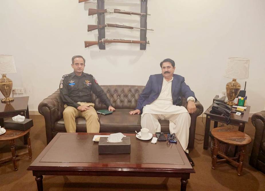 پشاور فائرنگ واقعہ، سابق وفاقی وزیر ساجد حسین طوری کی سی سی پی او پشاور سے ملاقات