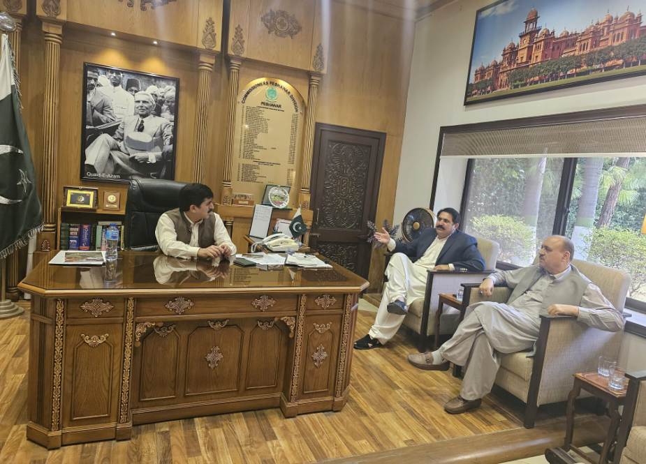 پشاور فائرنگ واقعہ، سابق وفاقی وزیر ساجد حسین طوری کی کشمنر پشاور سے ملاقات