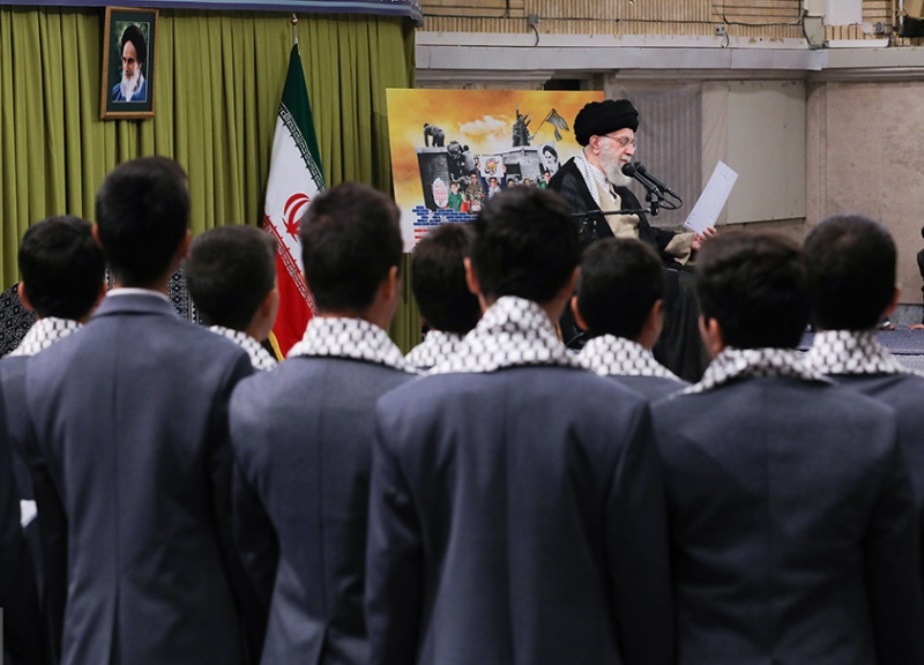 تہران میں اسکولوں اور یونیورسٹیز کے طلاب رہبر معظم انقلاب سے ملاقات کرتے ہوئے