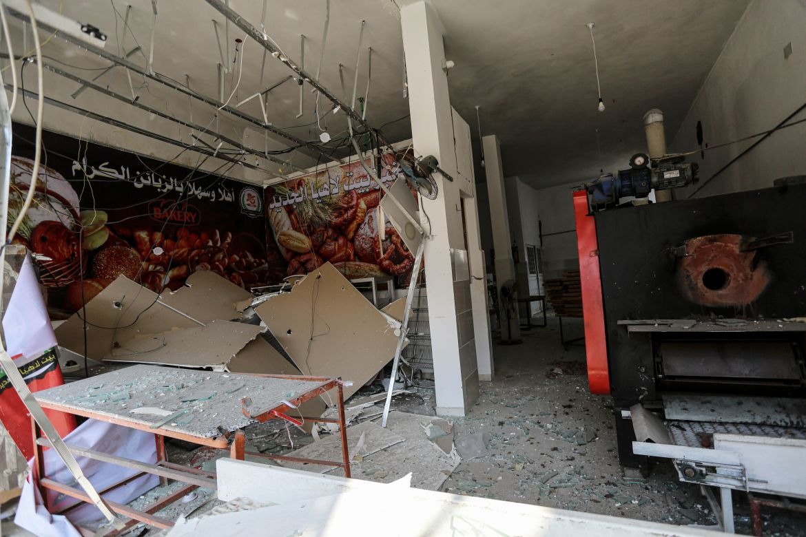 Toko roti membutuhkan bahan bakar dan tepung untuk beroperasi, dua kebutuhan pokok yang tidak diizinkan masuk ke Jalur Gaza sejak Israel memberlakukan pengepungan total pada 7 Oktober. [Abdelhakim Abu Riash/Al Jazeera]
