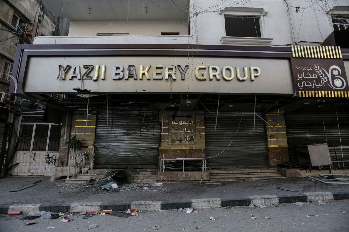 Toko Roti Yazji memiliki tiga cabang di Kota Gaza, namun semuanya terpaksa ditutup karena kekurangan bahan bakar dan karena takut menjadi sasaran serangan Israel. [Abdelhakim Abu Riash/Al Jazeera]