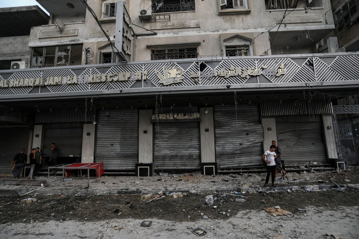 Toko Roti Sharq di Jalan Nasr rusak setelah serangan Israel di kawasan itu menyebabkan puluhan orang terluka dan tewas pada 1 November 2023. [Abdelhakim Abu Riash/Al Jazeera]