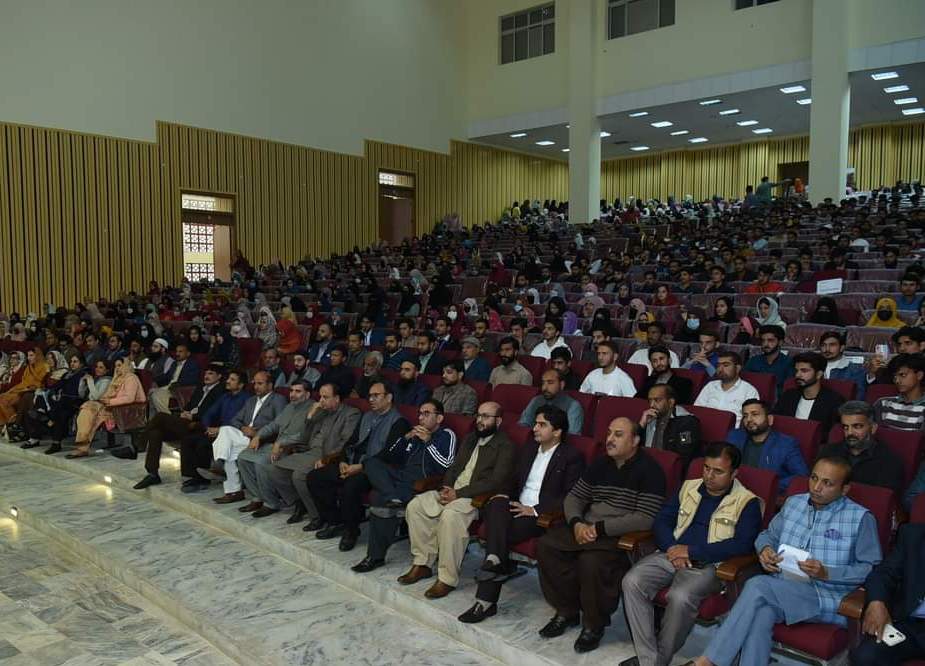 جامعہ کشمیر میں لیپ ٹاپ تقسیم کرنے کی تقریب