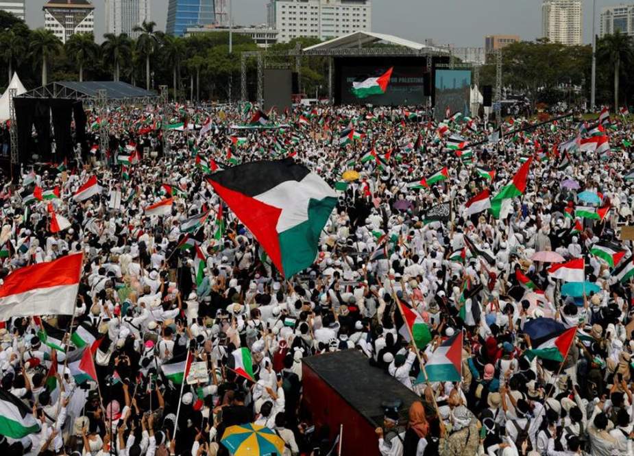 Ribuan warga mengikuti aksi akbar Aliansi Rakyat Indonesia Bela Palestina di kawasan Monas