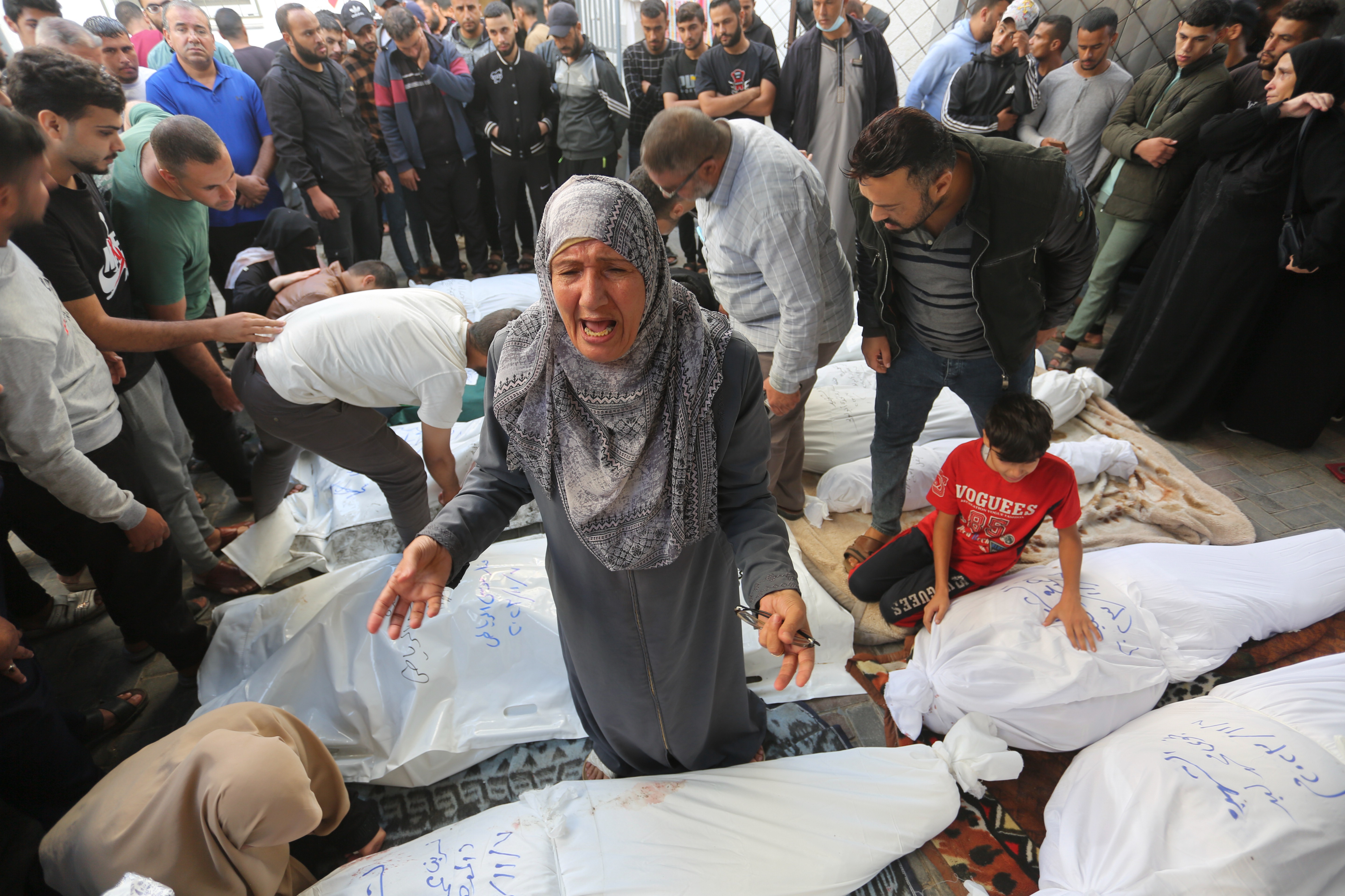 Warga Palestina di Rafah berduka atas kematian orang yang mereka cintai dalam pemboman Israel