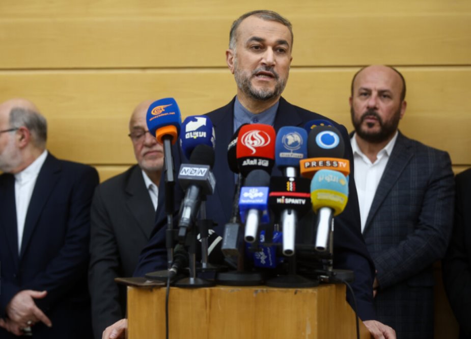 ایرانی وزیر خارجی بیروت ائیر پورٹ پر صحافیوں سے گفتگو کرتے ہوئے