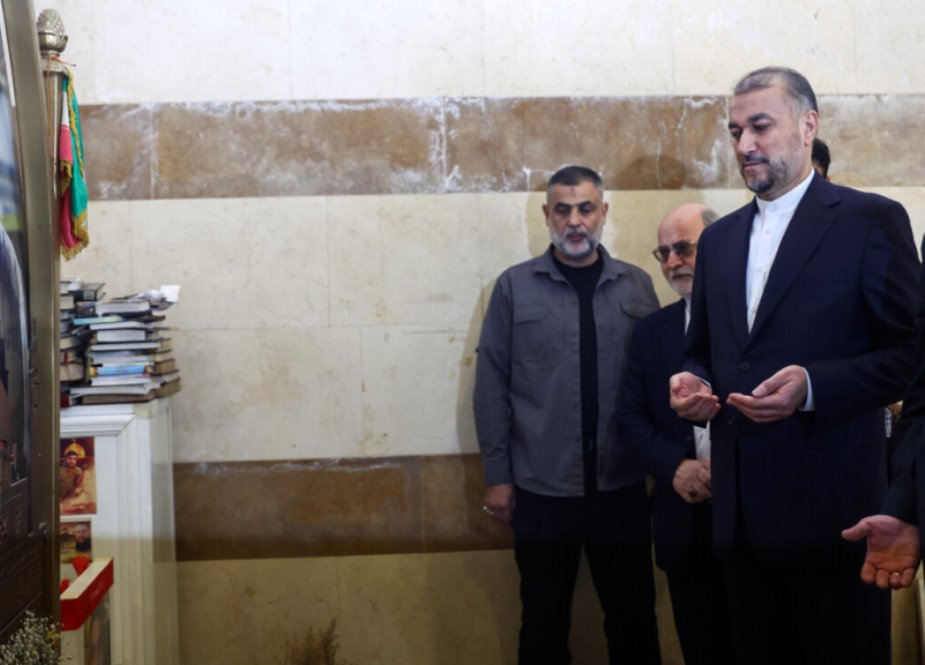 ایرانی وزیر خارجہ شہداء کی قبور پر حاضری دیتے ہوئے