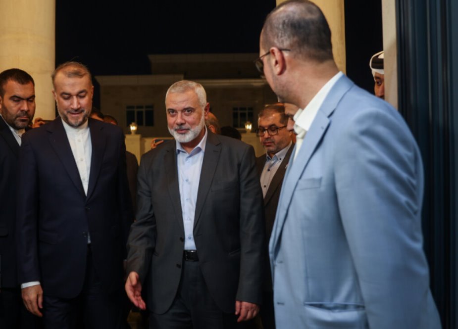ایرانی وزیر خارجہ حماس کے پولیٹیکل بیورو چیف اسماعیل ھانیہ سے ملتے ہوئے