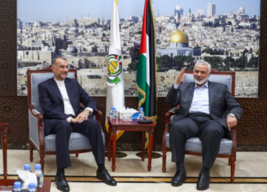 ایرانی وزیر خارجہ حماس کے پولیٹیکل بیورو چیف اسماعیل ھانیہ سے ملتے ہوئے