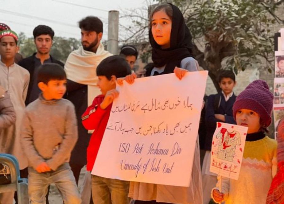 پشاور، آئی ایس او کی جانب سے شہدائے اے پی ایس کی یاد میں شمعیں روشن