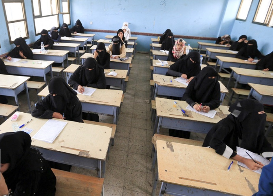 یونیورسٹیز میں طالبات امتحان دیتے ہوئے