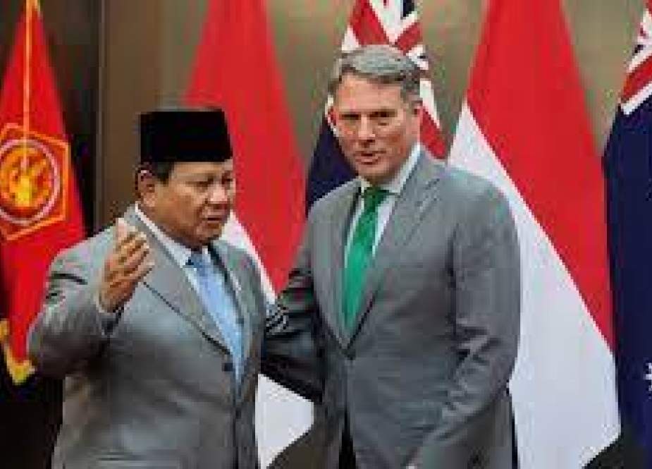 Menteri Pertahanan RI Prabowo Subianto berjabat tangan dengan Wakil Perdana Menteri sekaligus Menteri Pertahanan Australia Richard Marles