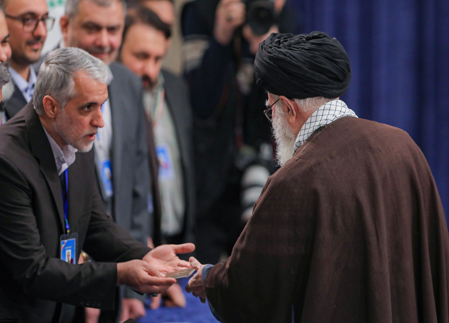 پارلیمنٹ اور ماہرین کونسل کے انتخابات، حسینیۂ امام خمینی میں آیت اللہ العظمیٰ خامنہ ای نے ووٹ کاسٹ کردیا