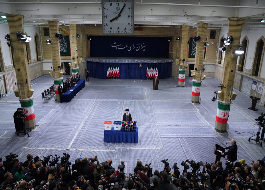 پارلیمنٹ اور ماہرین کونسل کے انتخابات، حسینیۂ امام خمینی میں آیت اللہ العظمیٰ خامنہ ای نے ووٹ کاسٹ کردیا