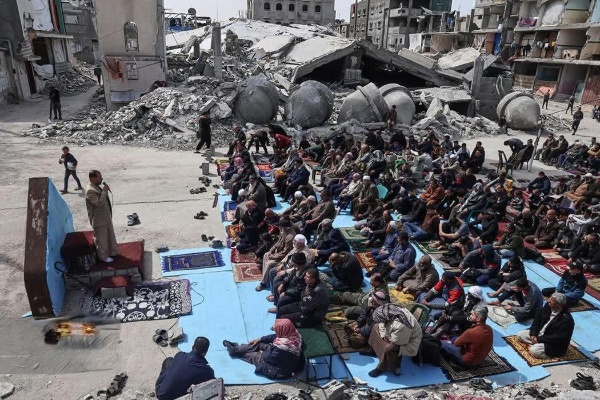 صیہونی وحشیانہ بمباری سے متاثرہ فلسطینی نماز جمعہ کی ادائیگی کرتے ہوئے