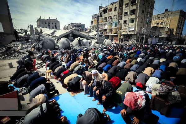 صیہونی وحشیانہ بمباری سے متاثرہ فلسطینی نماز جمعہ کی ادائیگی کرتے ہوئے