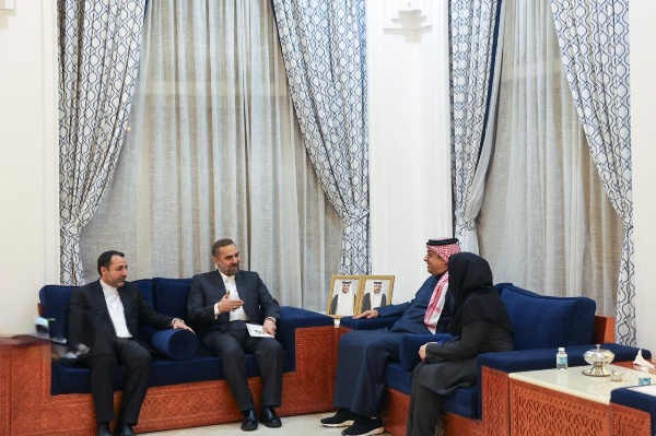جنرل محمد رضا آشتیانی، قطری وزیر دفاع سے ملاقات کرتے ہوئے